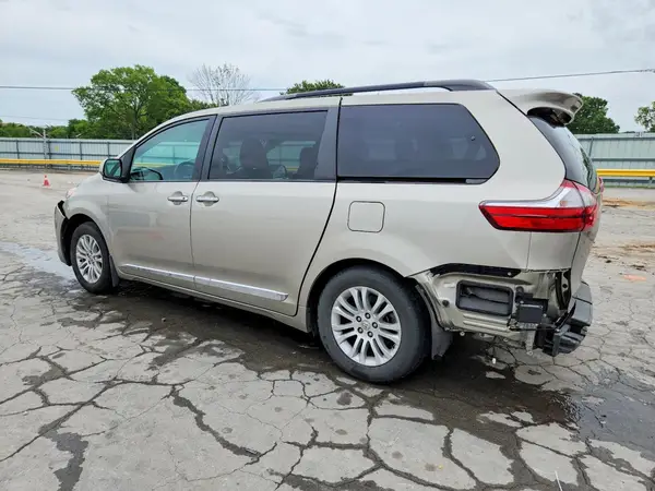 5TDYZ3DC0HS771114 2017 TOYOTA SIENNA - Image 2