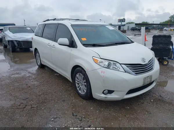 5TDYZ3DC0HS776037 2017 TOYOTA SIENNA - Image 1