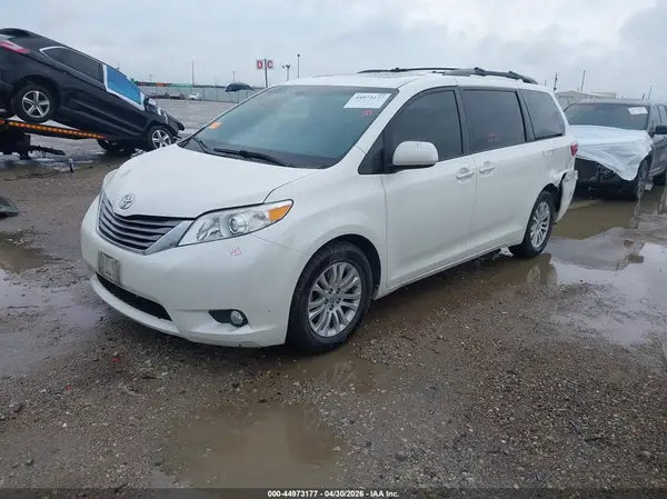 5TDYZ3DC0HS776037 2017 TOYOTA SIENNA - Image 2