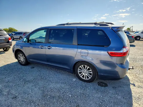 5TDYZ3DC0HS779665 2017 TOYOTA SIENNA - Image 2