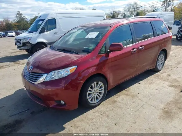5TDYZ3DC0HS780203 2017 TOYOTA SIENNA - Image 2