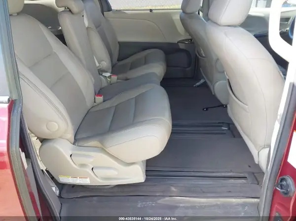 5TDYZ3DC0HS780203 2017 TOYOTA SIENNA - Image 8