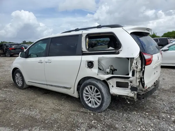 5TDYZ3DC0HS782307 2017 TOYOTA SIENNA - Image 2