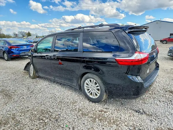 5TDYZ3DC0HS783246 2017 TOYOTA SIENNA - Image 2