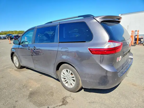 5TDYZ3DC0HS784154 2017 TOYOTA SIENNA - Image 2