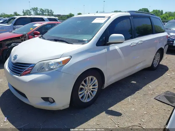5TDYZ3DC0HS784459 2017 TOYOTA SIENNA - Image 2