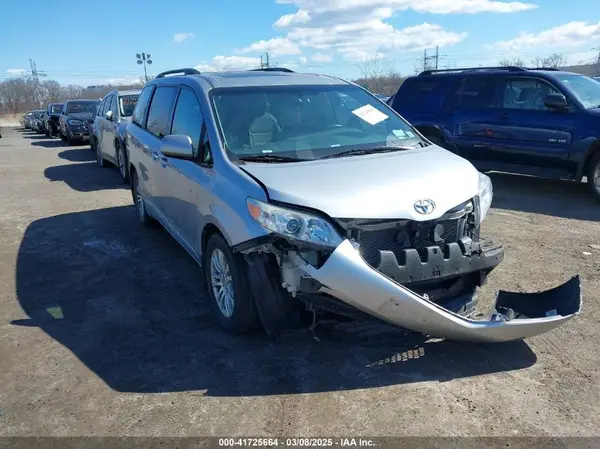 5TDYZ3DC0HS784509 2017 TOYOTA SIENNA - Image 1