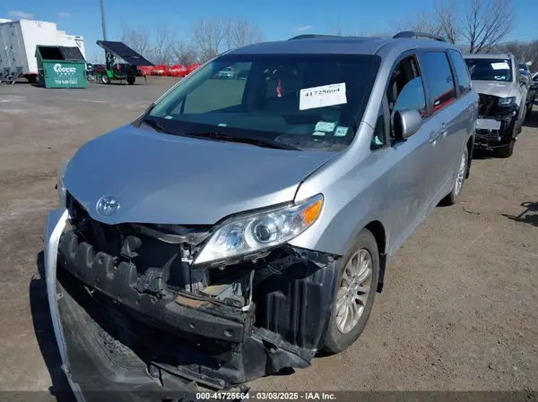 5TDYZ3DC0HS784509 2017 TOYOTA SIENNA - Image 2