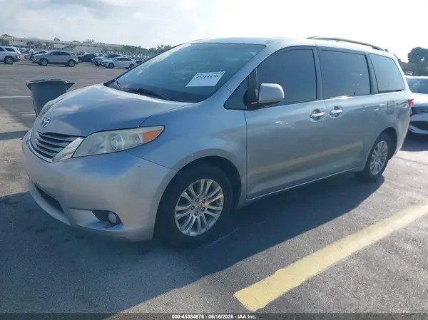 5TDYZ3DC0HS789337 2017 TOYOTA SIENNA - Image 2