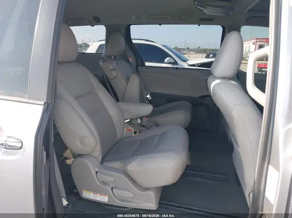 5TDYZ3DC0HS789337 2017 TOYOTA SIENNA - Image 8