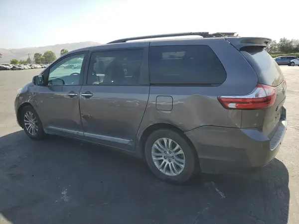 5TDYZ3DC0HS789855 2017 TOYOTA SIENNA - Image 2