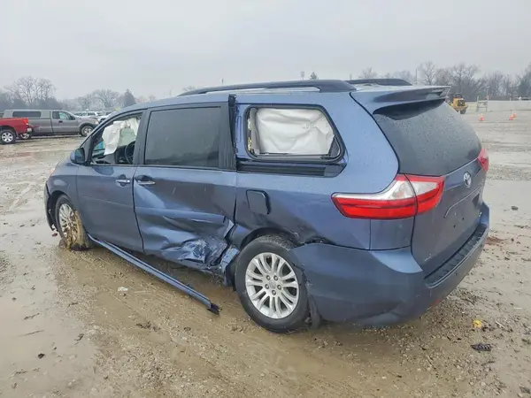 5TDYZ3DC0HS791055 2017 TOYOTA SIENNA - Image 2
