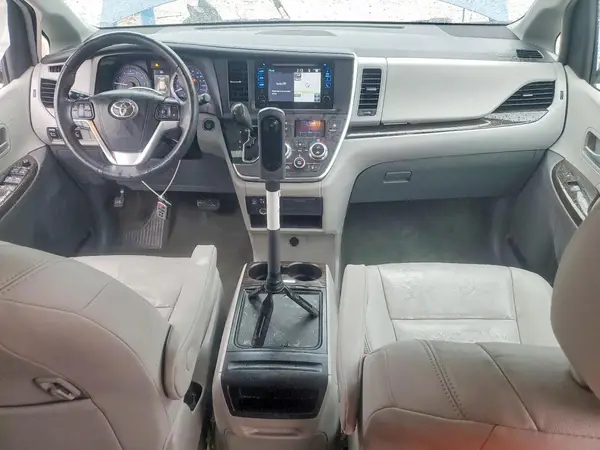 5TDYZ3DC0HS791055 2017 TOYOTA SIENNA - Image 8