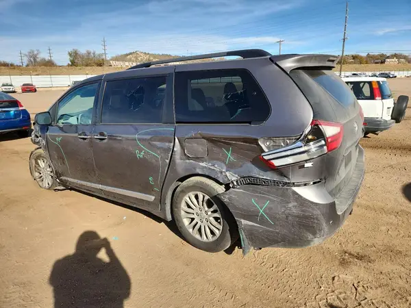 5TDYZ3DC0HS793565 2017 TOYOTA SIENNA - Image 2