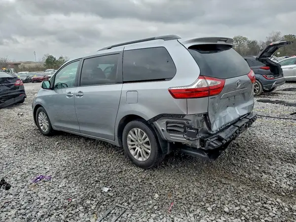 5TDYZ3DC0HS793971 2017 TOYOTA SIENNA - Image 2