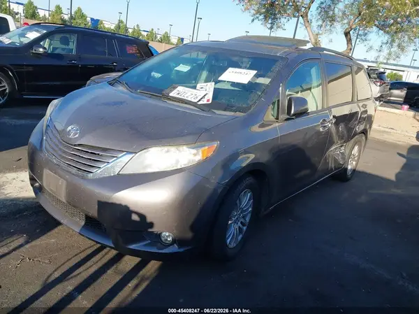 5TDYZ3DC0HS797664 2017 TOYOTA SIENNA - Image 2