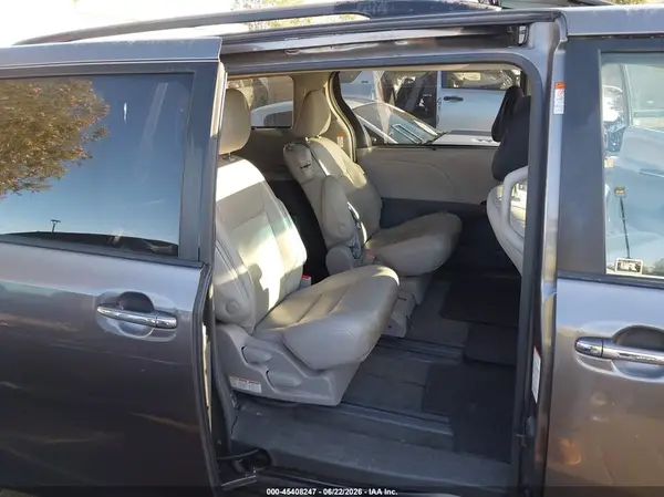 5TDYZ3DC0HS797664 2017 TOYOTA SIENNA - Image 8