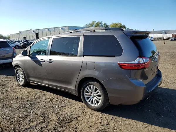 5TDYZ3DC0HS798507 2017 TOYOTA SIENNA - Image 2