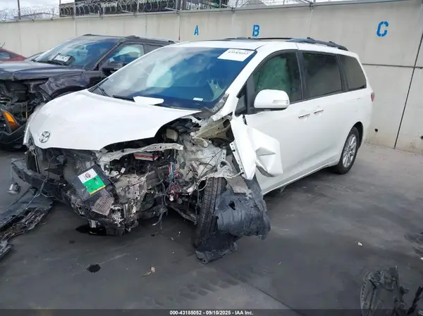 5TDYZ3DC0HS798698 2017 TOYOTA SIENNA - Image 2