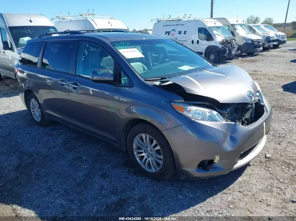 5TDYZ3DC0HS800434 2017 TOYOTA SIENNA - Image 1