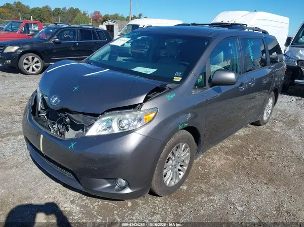 5TDYZ3DC0HS800434 2017 TOYOTA SIENNA - Image 2