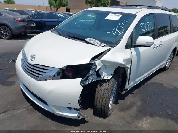 5TDYZ3DC0HS805312 2017 TOYOTA SIENNA - Image 2