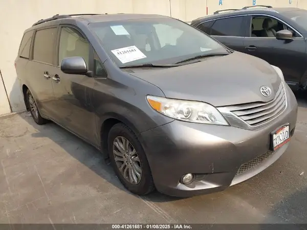 5TDYZ3DC0HS805701 2017 TOYOTA SIENNA - Image 1