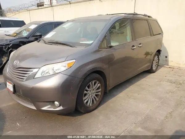 5TDYZ3DC0HS805701 2017 TOYOTA SIENNA - Image 2