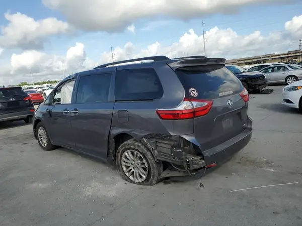 5TDYZ3DC0HS807500 2017 TOYOTA SIENNA - Image 2