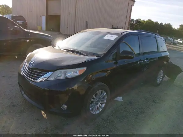 5TDYZ3DC0HS811644 2017 TOYOTA SIENNA - Image 2