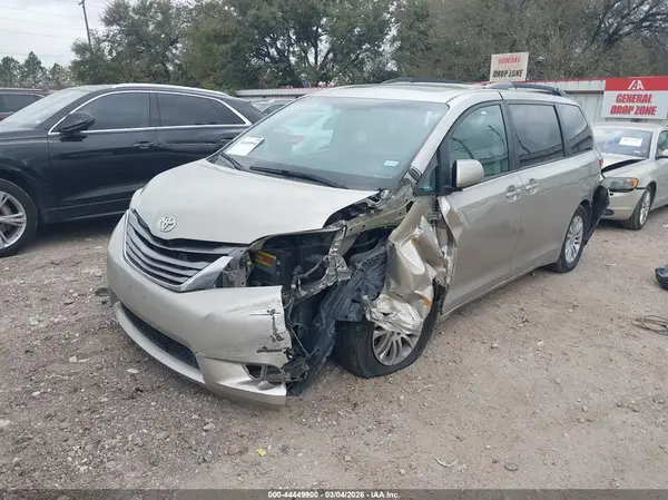 5TDYZ3DC0HS813717 2017 TOYOTA SIENNA - Image 2