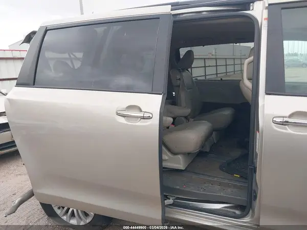 5TDYZ3DC0HS813717 2017 TOYOTA SIENNA - Image 8