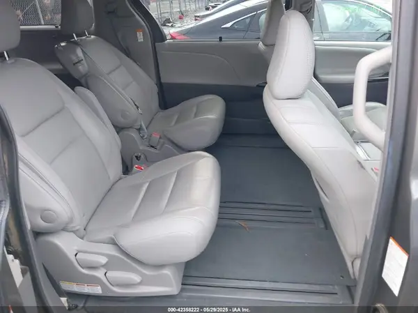 5TDYZ3DC0HS814303 2017 TOYOTA SIENNA - Image 8