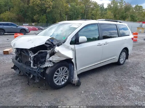 5TDYZ3DC0HS815225 2017 TOYOTA SIENNA - Image 2