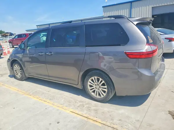 5TDYZ3DC0HS815290 2017 TOYOTA SIENNA - Image 2
