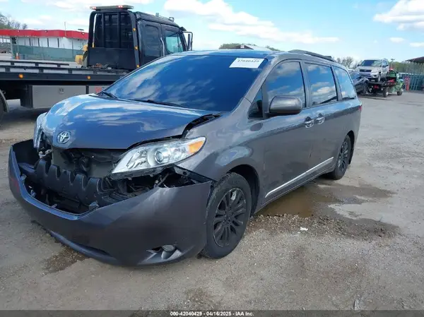 5TDYZ3DC0HS816861 2017 TOYOTA SIENNA - Image 2