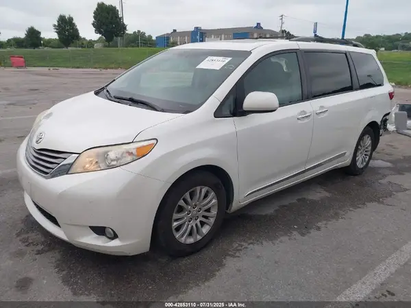5TDYZ3DC0HS818822 2017 TOYOTA SIENNA - Image 2