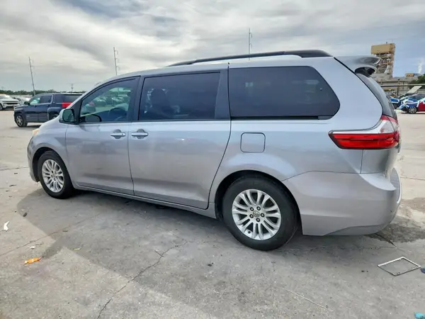 5TDYZ3DC0HS822031 2017 TOYOTA SIENNA - Image 2
