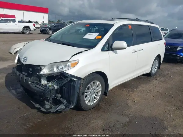 5TDYZ3DC0HS824412 2017 TOYOTA SIENNA - Image 2
