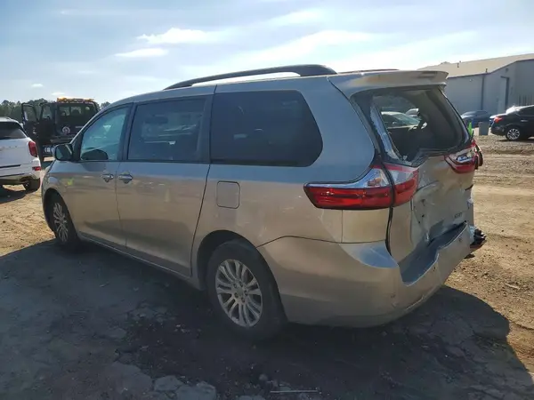 5TDYZ3DC0HS825009 2017 TOYOTA SIENNA - Image 2