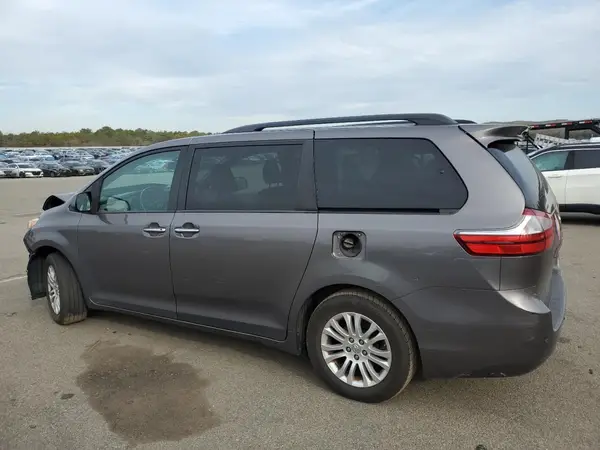 5TDYZ3DC0HS825589 2017 TOYOTA SIENNA - Image 2