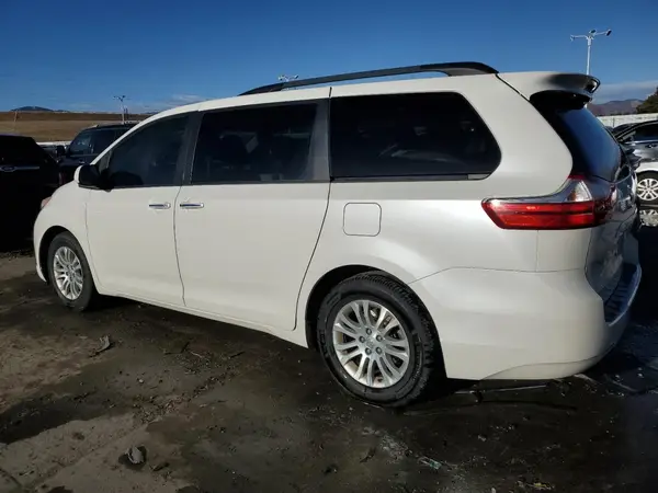 5TDYZ3DC0HS828573 2017 TOYOTA SIENNA - Image 2
