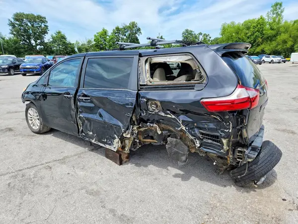 5TDYZ3DC0HS830128 2017 TOYOTA SIENNA - Image 2