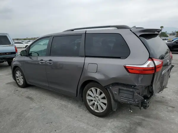 5TDYZ3DC0HS833112 2017 TOYOTA SIENNA - Image 2
