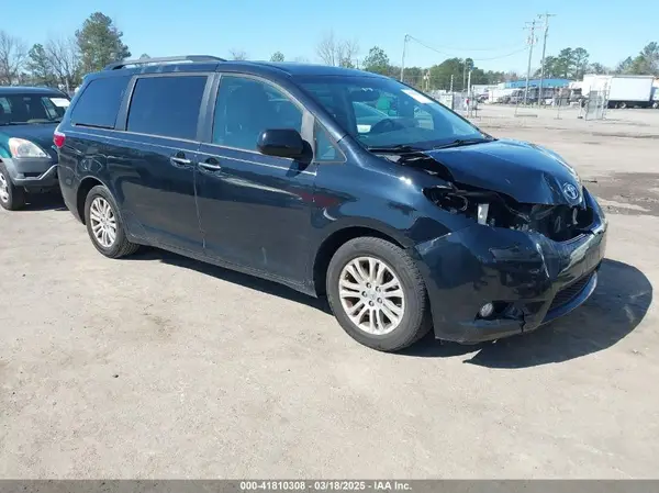 5TDYZ3DC0HS833692 2017 TOYOTA SIENNA - Image 1