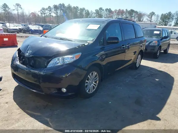 5TDYZ3DC0HS833692 2017 TOYOTA SIENNA - Image 2
