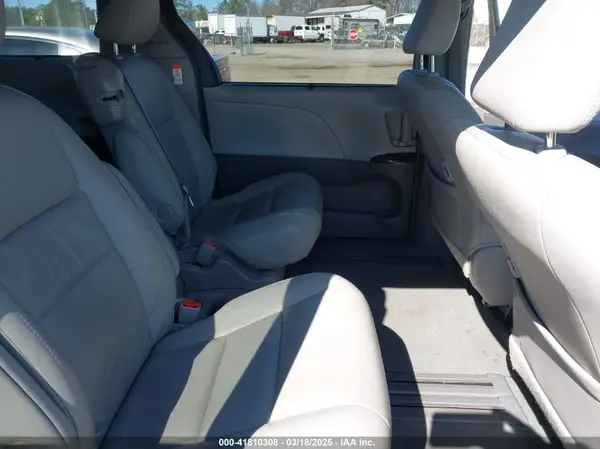 5TDYZ3DC0HS833692 2017 TOYOTA SIENNA - Image 8