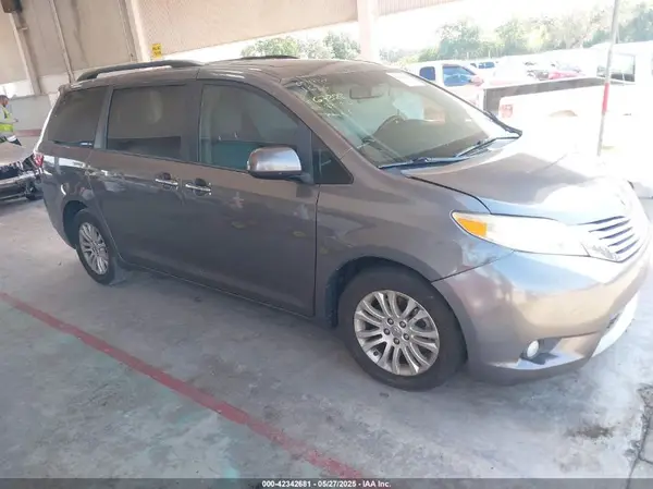 5TDYZ3DC0HS835216 2017 TOYOTA SIENNA - Image 1
