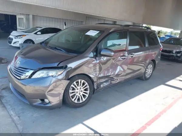 5TDYZ3DC0HS835216 2017 TOYOTA SIENNA - Image 2