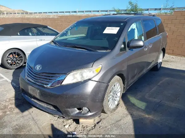 5TDYZ3DC0HS836849 2017 TOYOTA SIENNA - Image 2